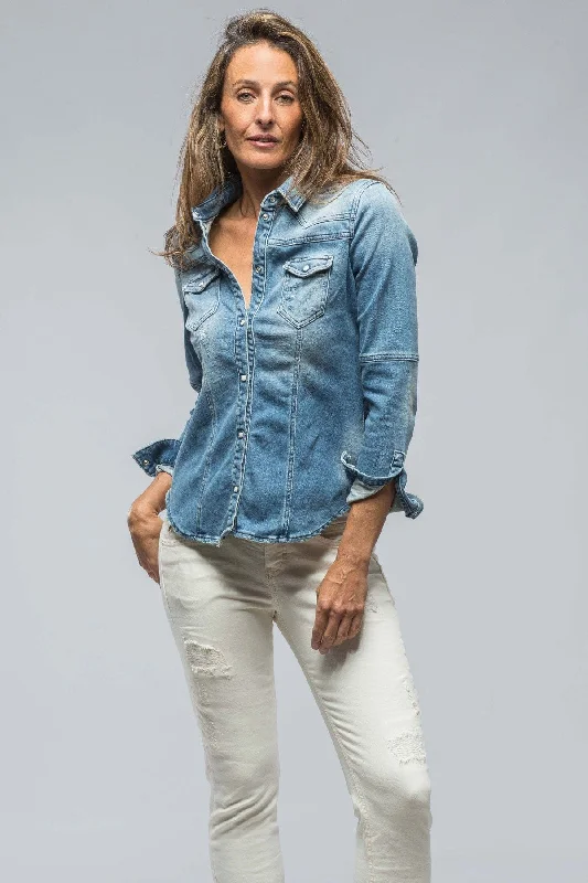 Maddi Fitted Snap Shirt In Distressed Light Wash Oversized T-Shirt Spandex breathable Maddi Fitted Snap Shirt In Distressed Light Wash Oversized T-Shirt Spandex breathable